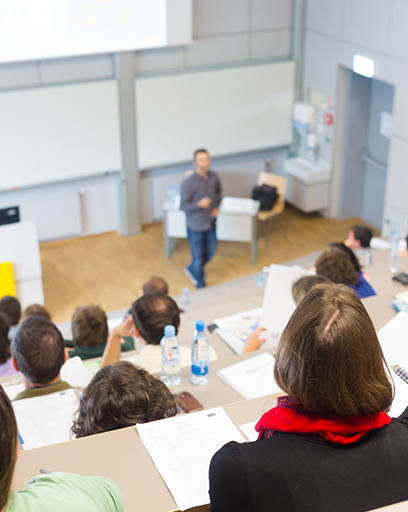 Studenten bei einer Vorlesung im Hörsaal der Universität. © kasto - stock.adobe.com