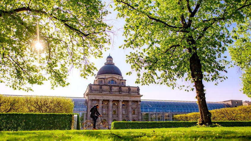 Blick vom Hofgarten auf die Bayerische Staatskanzlei im Frühling.