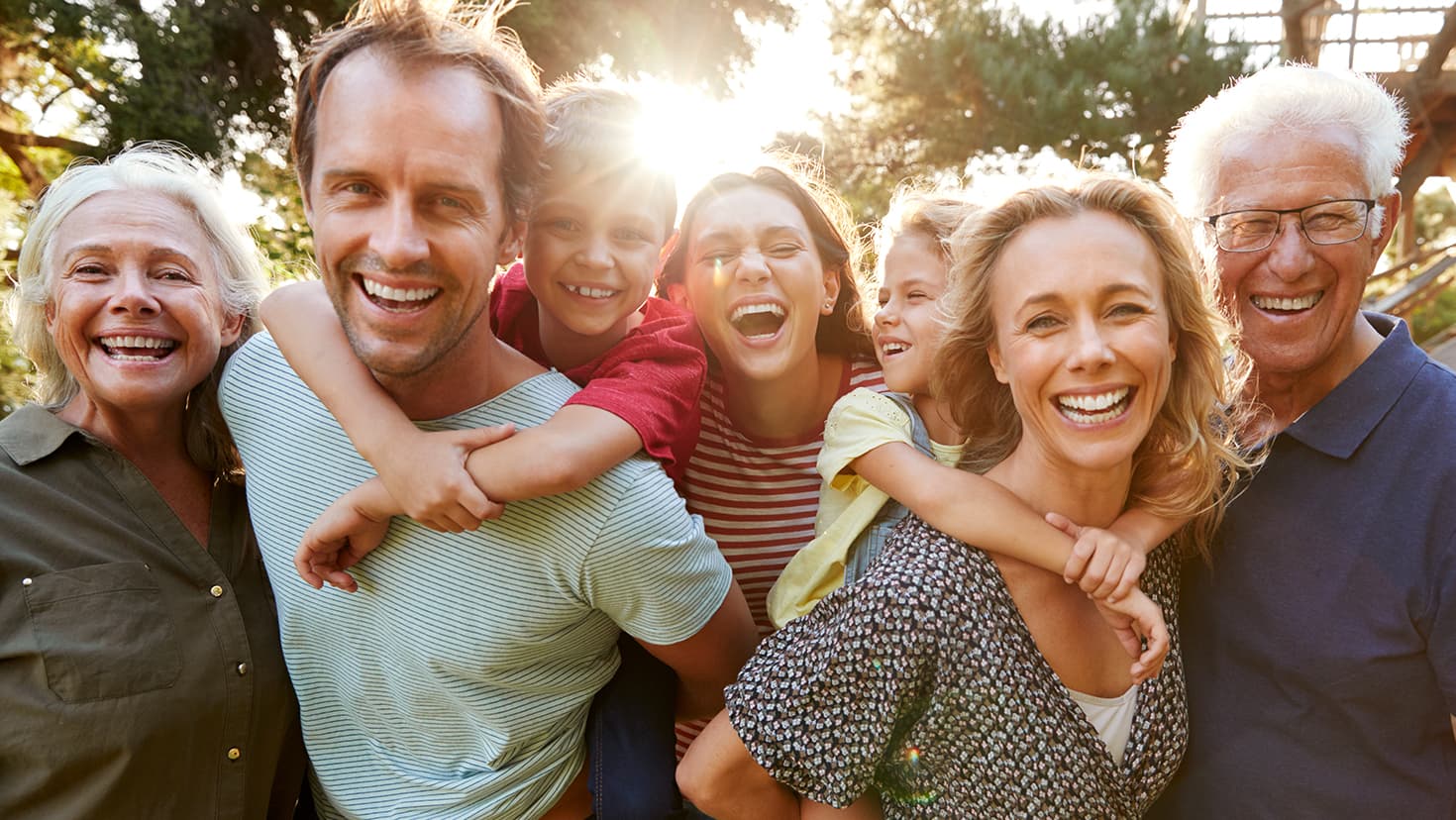 Familie (Großeltern, Eltern, Kinder) in der Natur. © Monkey Business - stock.adobe.com