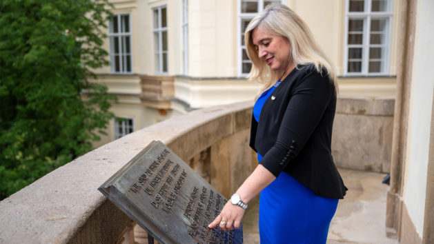 Europaministerin Melanie Huml, MdL, auf dem Gartenbalkon des Palais Lobkowicz, dem Sitz der Deutschen Botschaft in Prag. Auf dem Gartenbalkon verkündete der damalige Bundesaußenminister Hans-Dietrich Genscher am 30. September 1989 die Ausreisemöglichkeit in die Freiheit für fast 4.000 DDR-Flüchtlinge.