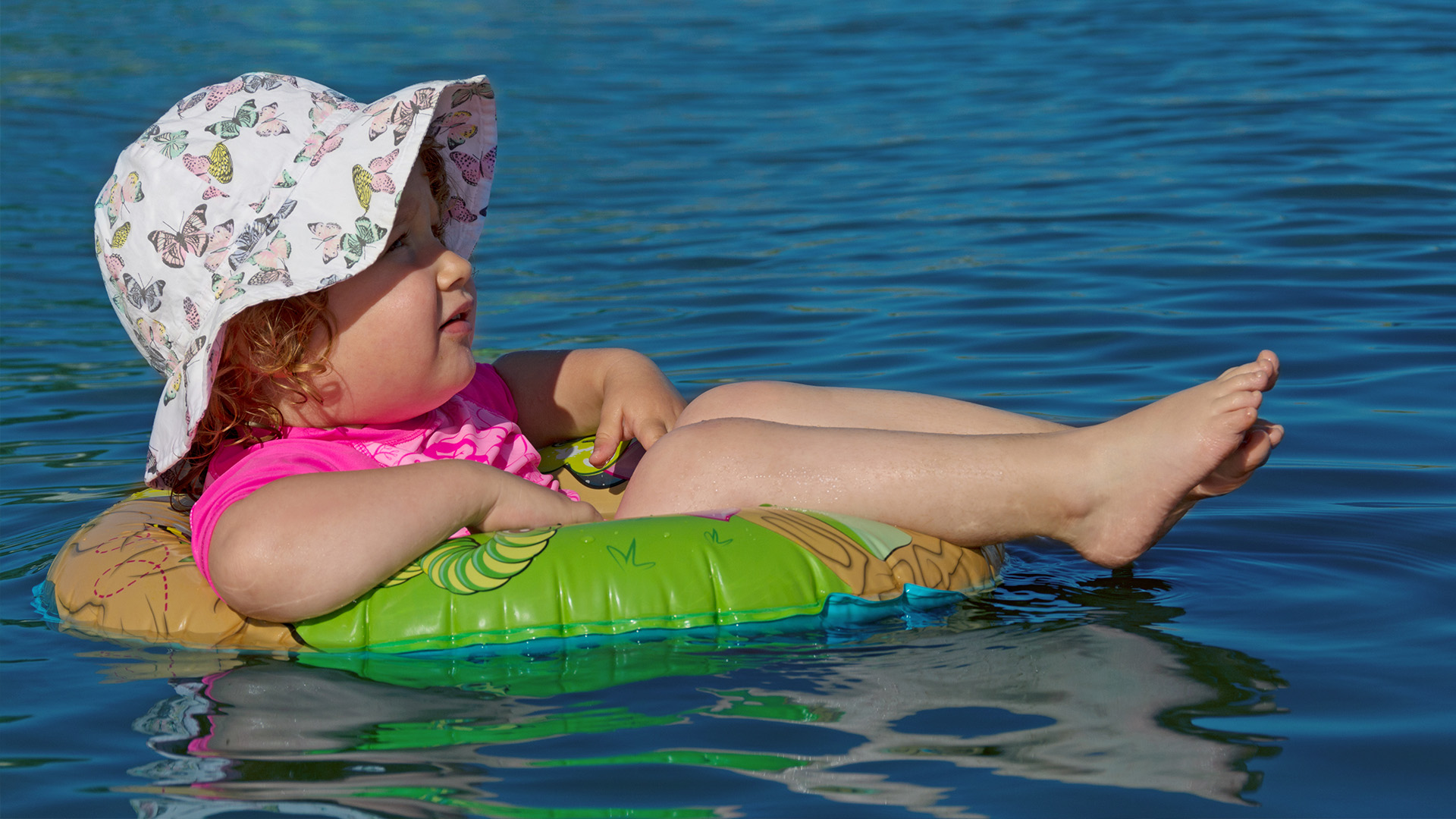 230503_Europa-Sterne_Wasser Kleinkind schwimmt auf Schwimmring im Wasser. © bluedesign - stock.adobe.com