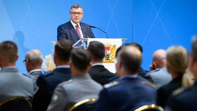 Im Prinz-Carl-Palais hält Staatsminister Dr. Florian Herrmann eine Rede.