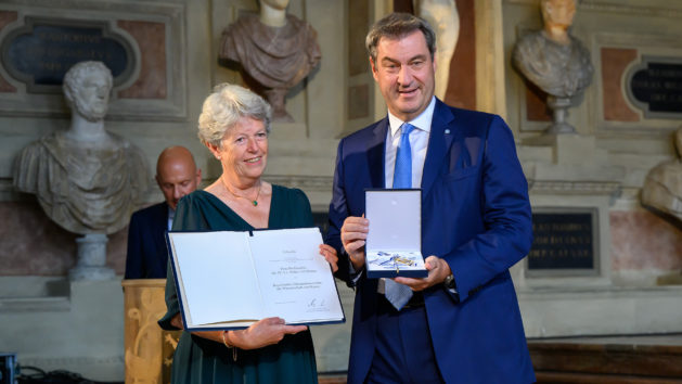 Medizinerin und Pionierin auf dem Gebiet der Kinderheilkunde und Epidemiologie, Prof. Dr. Dr. h.c. Erika von Mutius (links), und Ministerpräsident Dr. Markus Söder (rechts).