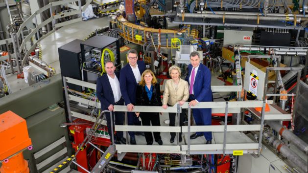 Besichtigung der Forschungsanlage des ASDEX Upgrade (Reaktorhalle) des Max-Planck-Instituts für Plasmaphysik: Wirtschaftsminister Hubert Aiwanger, Wissenschaftsminister Markus Blume, die Wissenschaftliche Direktorin des Max-Planck-Instituts für Plasmaphysik, Prof. Dr. Sibylle Günter, die EU-Kommissionspräsidentin Ursula von der Leyen und Ministerpräsident Dr. Markus Söder (v.l.n.r.).