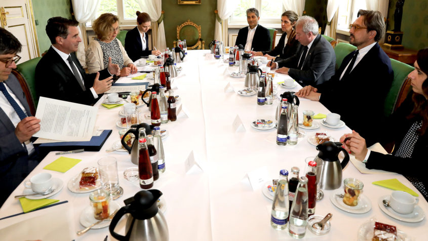 Das Gespräch zwischen Europaminister Eric Beißwenger (2. von links) und dem Wirtschaftsminister der Region Lombardei, Guido Guidesi (2. von rechts), sowie dem italienischen Generalkonsul Sergio Maffettone (3. von rechts) findet im Prinz-Carl-Palais statt.