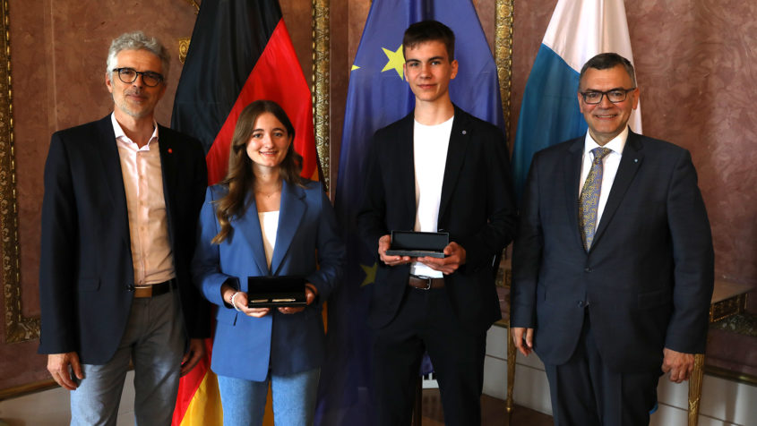 Elisabeth Fischermann und Tom Kreßbach gewannen mit dem Projekt "Wanted! Mit einer Blaulicht Reaktion auf der Jagd nach freien Radikalen" im Bereich "Chemie".