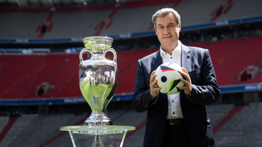 UEFA EURO Trophy Tour: Ministerpräsident Dr. Markus Söder neben dem Henri-Delaunay-Pokal in der Allianz Arena in München.