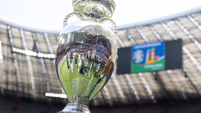 Der Henri-Delaunay-Pokal gastiert im Vorfeld des UEFA EURO 2024 unter dem Motto „United by the trophy“ in allen zehn Host Cities.