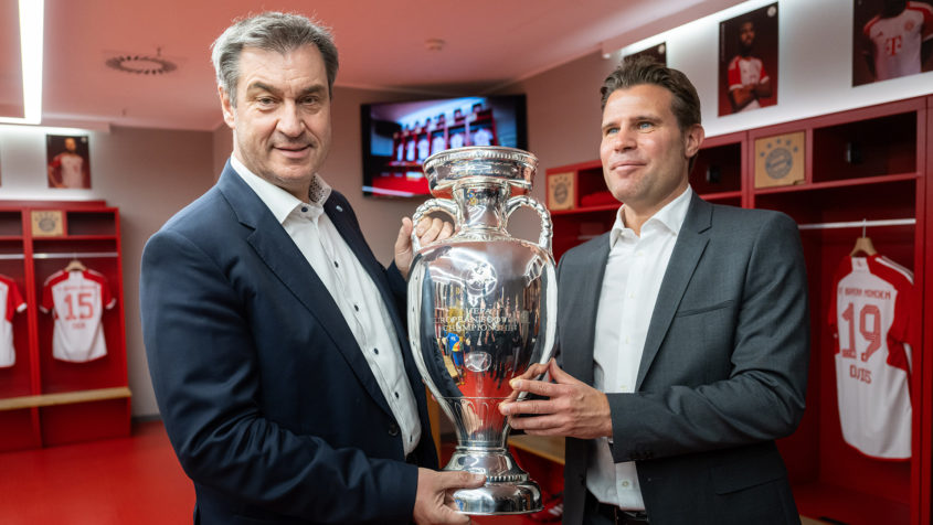 Ministerpräsident Dr. Markus Söder (links) und der offizielle Botschafter der Host City München für die UEFA 2024, Weltschiedsrichter Dr. Felix Brych (rechts), in der Kabine des FC Bayern München.