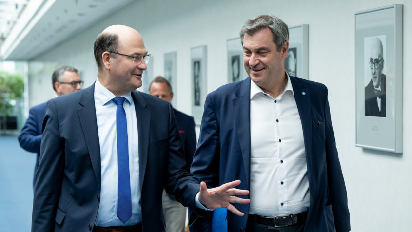 Finanzminister Albert Füracker (links) im Gespräch mit Ministerpräsident Dr. Markus Söder (rechts).