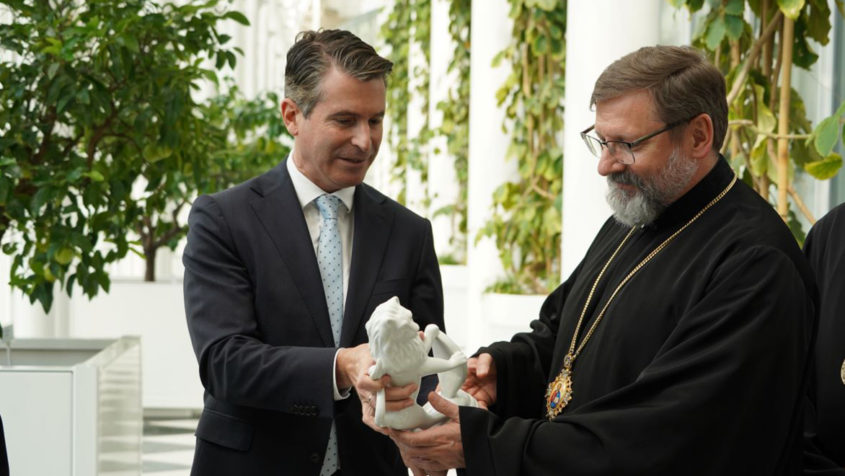 240524_ Sviatoslav Shevchuk, Großerzbischof von Kyjiw_FR_3 Europaminister Eric Beißwenger überreicht dem Großerzbischof ...