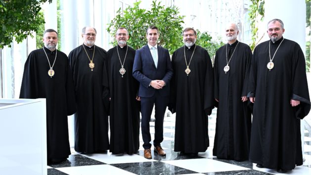 Gruppenbild in der Staatskanzlei mit Europaminister Eric Beißwenger (Mitte), dem Großerzbischof von Kyjiw-Halytsch und Oberhaupt der Ukrainischen Griechisch-Katholischen Kirche, Seine Seligkeit Sviatoslav Shevchuk (3. von links), sowie den Delegationsmitgliedern.