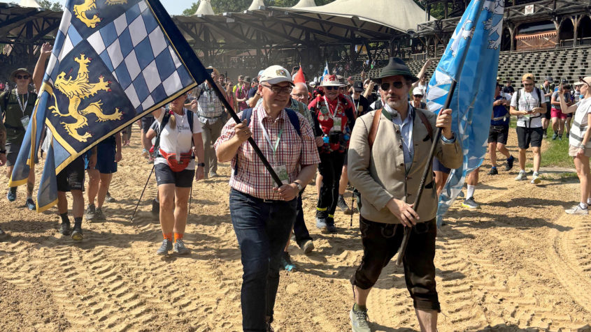 Startschuss für den Löwenmarsch 2024 in der Ritterturnierarena in Kaltenberg: Staatsminister Dr. Florian Herrmann (links) und Prinz Ludwig von Bayern (rechts).