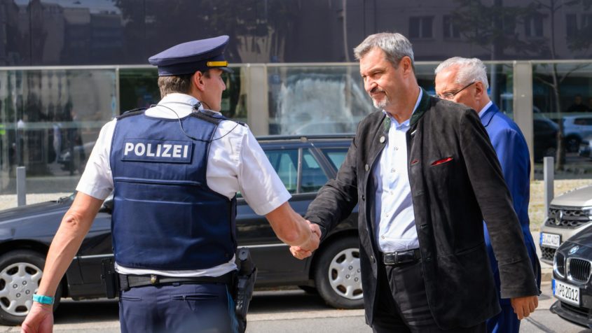 Ministerpräsident Dr. Markus Söder (Mitte) und Innenminister Joachim Herrmann (rechts) mit dem Polizeisprecher des Polizeipräsidiums München, Andreas Franken (links).