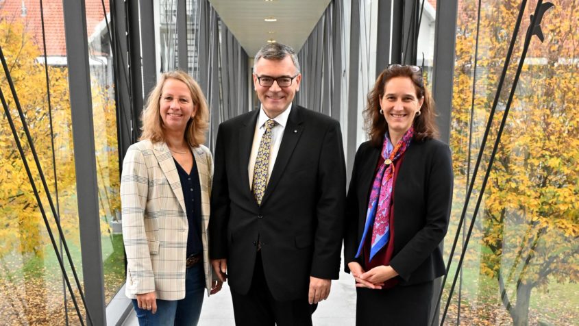 Besuch des Fraunhofer-Instituts für Verfahrenstechnik und Verpackung: Die geschäftsführende Institutsleiterin Prof. Dr. Andrea Büttner (rechts) und die stellvertretende Institutsleiterin Dr. Claudia Schönweitz (links) empfangen Staatsminister Dr. Florian Herrmann (Mitte).