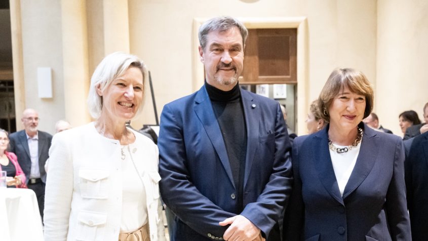 Die Präsidentin des Wirtschaftsbeirates Bayern, Prof. Dr. Angelika Niebler, Ministerpräsident Dr. Markus Söder und die Präsidentin des Verbandes der Automobilindustrie e.V., Hildegard Müller (v.l.n.r.).