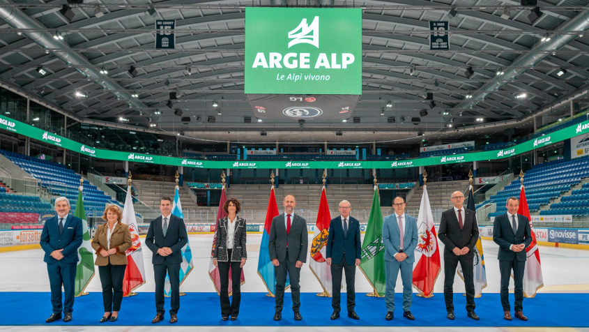 Gruppenbild in der Gotthard Arena zur 55. Regierungschefkonferenz der ARGE ALP. © Elizabeth La Rosa / Repubblica e Cantone Ticino