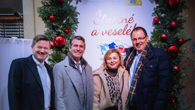 Beim Rundgang durfte das Erinnerungsfoto nicht fehlen (v.r.n.l.): Staatssekretär Martin Schöffel, die tschechische Generalkonsulin Ivana Cervenková. Staatsminister Eric Beißwenger und der Leiter der Repräsentanz in Prag, Martin Kastler.