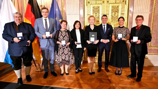 Im Prinz-Carl-Palais verleiht Europaminister Eric Beißwenger die Medaille für besondere Verdienste um den Freistaat Bayern in Europa und der Welt.