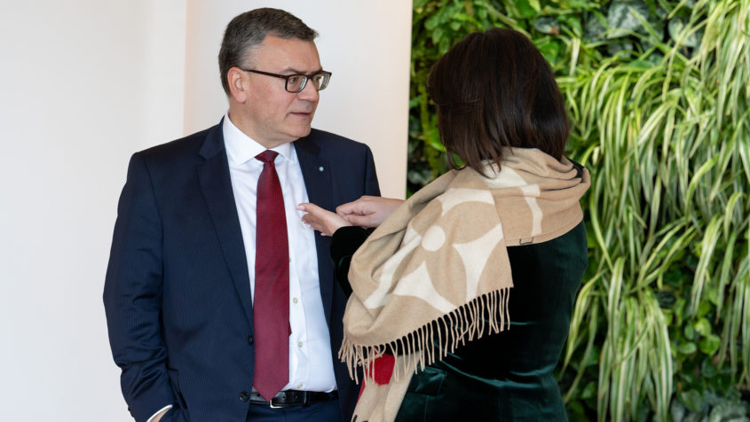 Staatskanzleiminister Dr. Florian Herrmann (links) im Gespräch mit Landwirtschaftsministerin Michaela Kaniber (rechts).