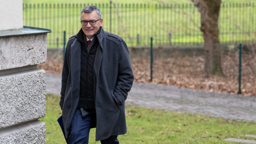 Vor dem Prinz-Carl-Palais: Staatskanzleiminister Dr. Florian Herrmann auf dem Weg zur Pressekonferenz.