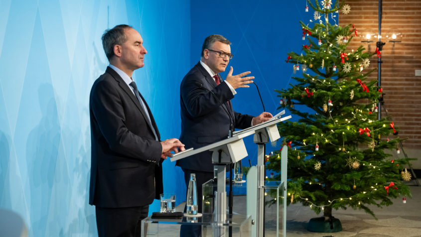 In einer Pressekonferenz informieren Wirtschaftsminister Hubert Aiwanger (links) und Staatskanzleiminister Dr. Florian Herrmann (rechts) über die wesentlichen Ergebnisse der Kabinettssitzung.