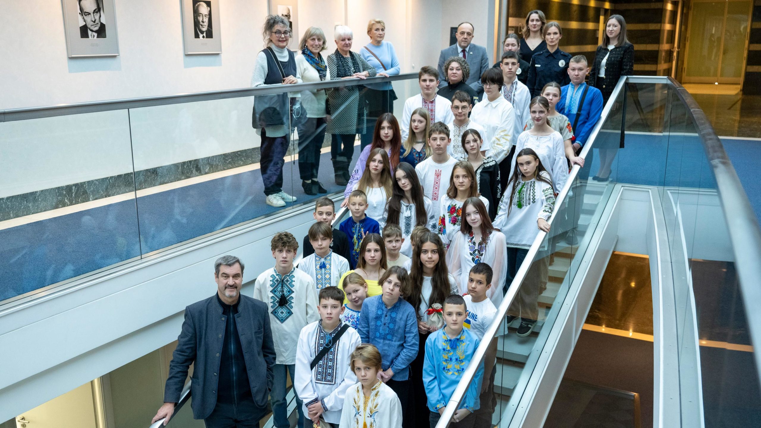 Gruppenbild mit Ministerpräsident Dr. Markus Söder und ukrainischen Kindern in der Staatskanzlei.