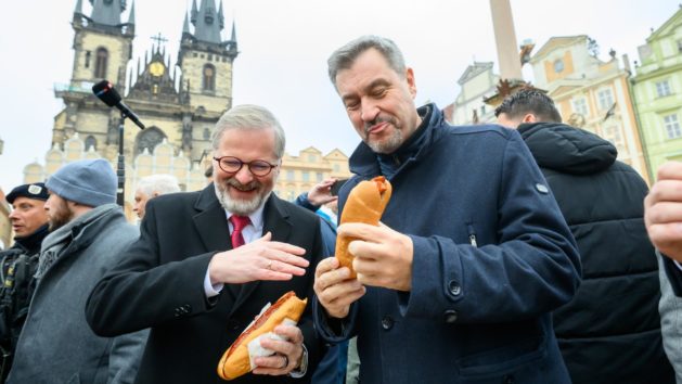 Tschechiens Premierminister Petr Fiala und Ministerpräsident Dr. Markus Söder besuchen den Weihnachtsmarkt auf dem Altstädter Ring in Prag.