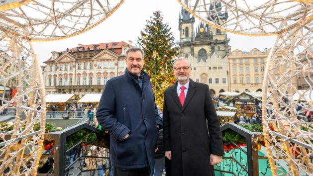 Bei seiner Ankunft in Prag wird Ministerpräsident Dr. Markus Söder von Tschechiens Premierminister Petr Fiala begrüßt.