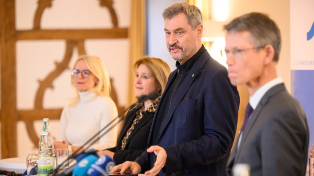 Pressekonferenz mit der Präsidentin der IHK Würzburg-Schweinfurt, Caroline Trips, MdL Martina Gießübel, Ministerpräsident Dr. Markus Söder und Schweinfurts Oberbürgermeister Sebastian Remelé (v.l.n.r.).