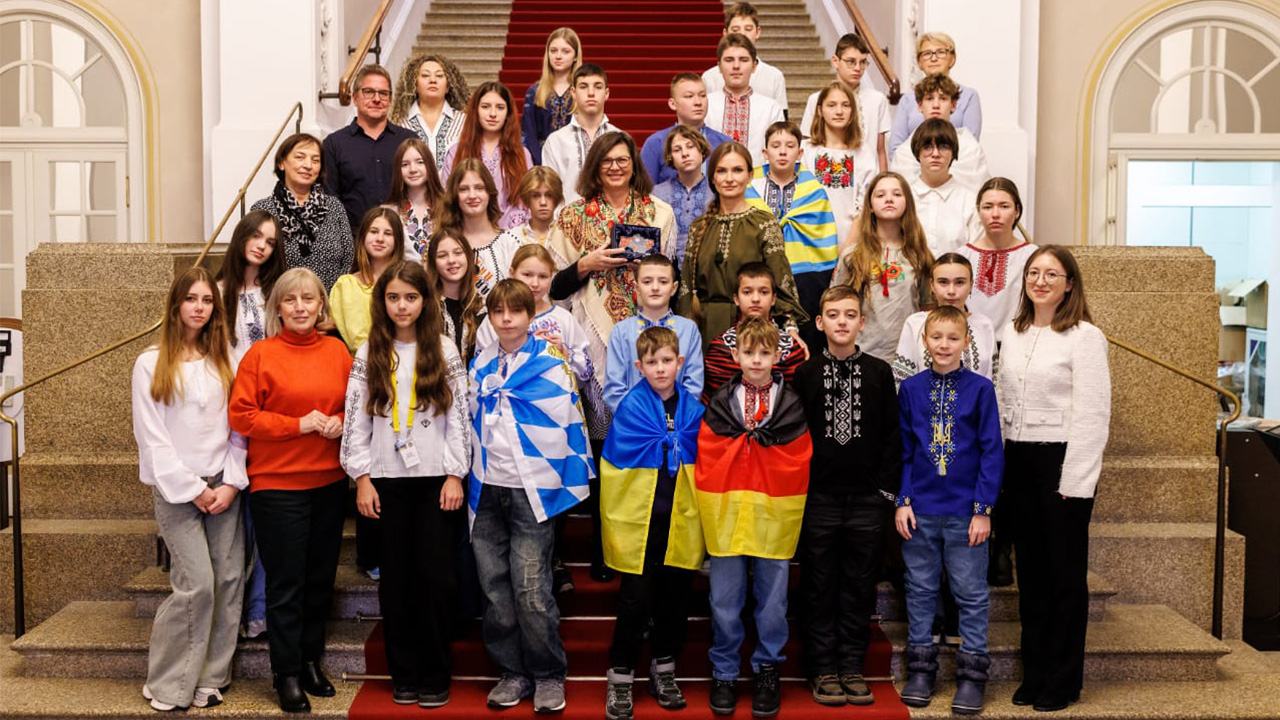 Gruppenbild mit der Präsidentin des Bayerischen Landtags, Ilse Aigner, und ukrainischen Kindern.