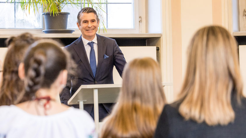 241216_Ukrainische Kinderbücher an Stadtbücherei Kempten_FR_1