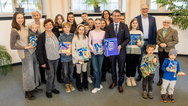 Gruppenbild bei der Übergabe von ukrainischen Kinder- und Jugendbüchern an die Stadtbibliothek Kempten.