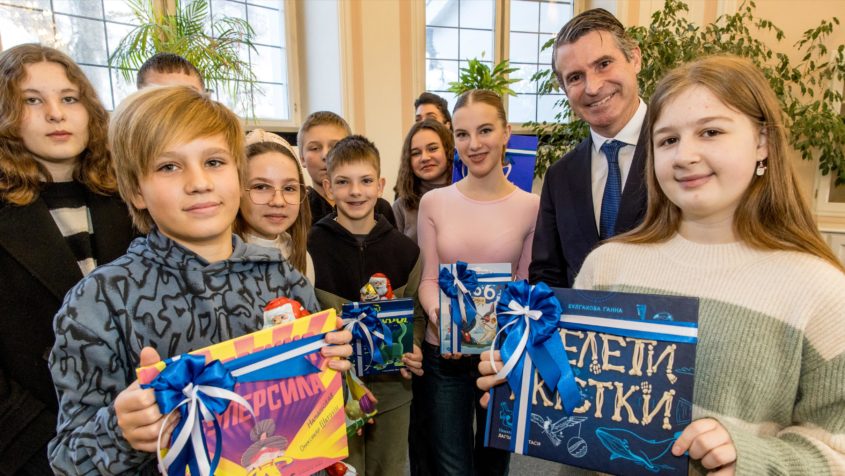 241216_Ukrainische Kinderbücher an Stadtbücherei Kempten_FR_4 Das Projekt möchte entwurzelten ukrainischen Kindern und Jugendlichen ...