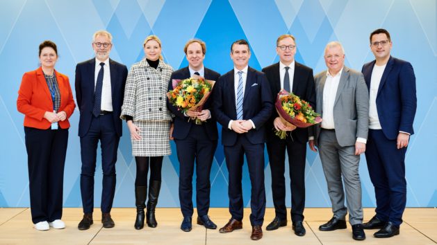 Gruppenbild (v.l.n.r.): Christine Singer, MdEP, Michael Hager, Kabinettschef von Kommissar Dombrovskis, Stephanie Jacobs, MD für Europaangelegenheiten und Internationales, Bayerische Staatskanzlei, Dr. Armin Hartmuth, Stv. Leiter Bayerische Vertretung, Europaminister Eric Beißwenger, Michael Hinterdobler, Leiter Bayerische Vertretung, Markus Ferber, MdEP und Christian Doleschal, MdEP