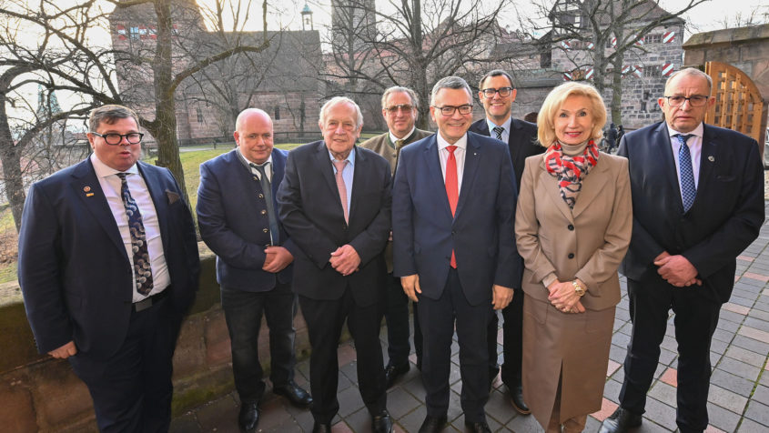 Staatsminister Dr. Florian Herrmann (4. von rechts) und die zweite Bürgermeisterin der Stadt Nürnberg, Prof. Dr. Julia Lehner (2. von rechts), bei der Landesdelegiertenkonferenz des Bayerischen Landesverbands der Marktkaufleute und der Schausteller e.V. in Nürnberg. © Berny Meyer