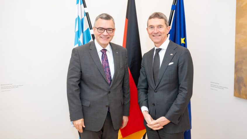 Staatsminister Dr. Florian Herrmann (links) und der britische Botschafter Andrew Mitchell (rechts) in der Staatskanzlei.