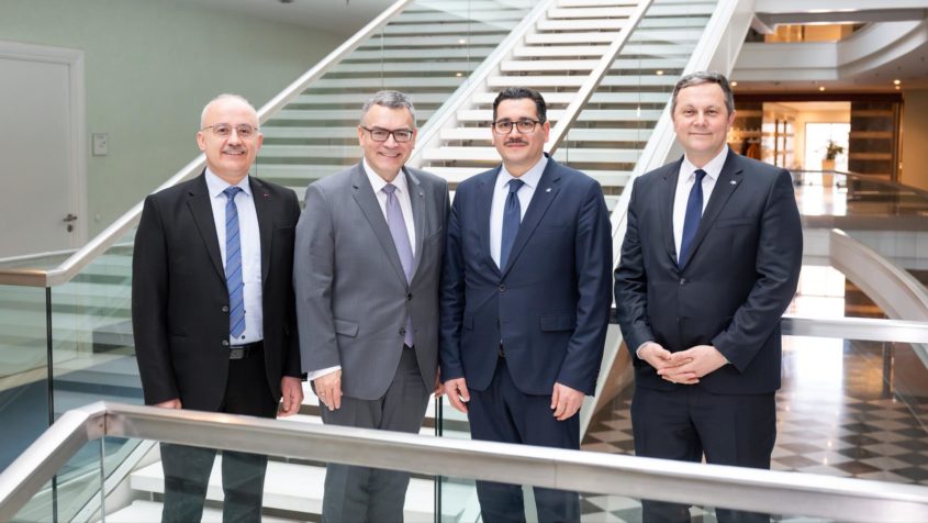 Gruppenbild in der Staatskanzlei (v.l.n.r.): Okan Mehmet Öbek (Vorstandsvorsitzender des Ortsvereins MIB e.V.), Staatsminister Dr. Florian Herrmann, Polat Akinci (Vorstandsvorsitzender des Landesverbandes der Islamischen Kulturzentren Bayern e. V.) und Haluk Kılman (Vorstandsmitglied des Landesverbandes der Islamischen Kulturzentren Bayern e. V.).