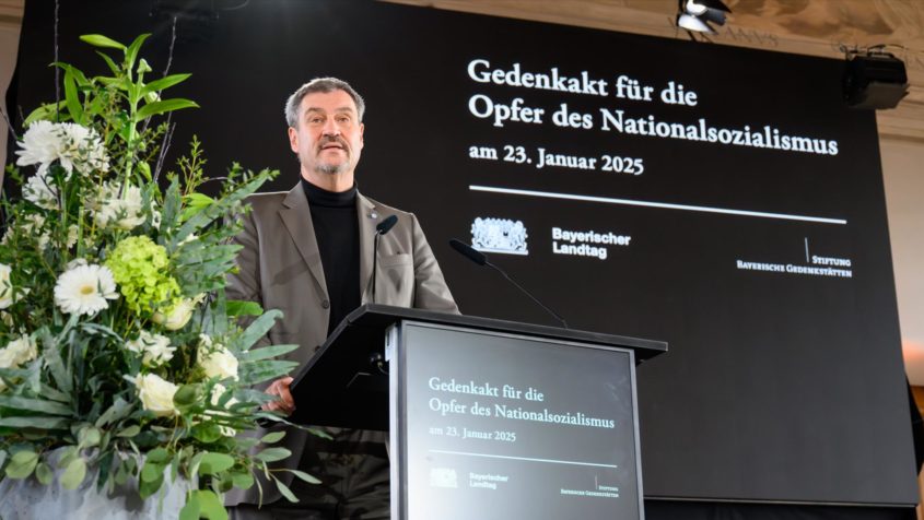 Ministerpräsident Dr. Markus Söder beim Gedenkakt für die Opfer des Nationalsozialismus im Festsaal des Schlosses Dachau.