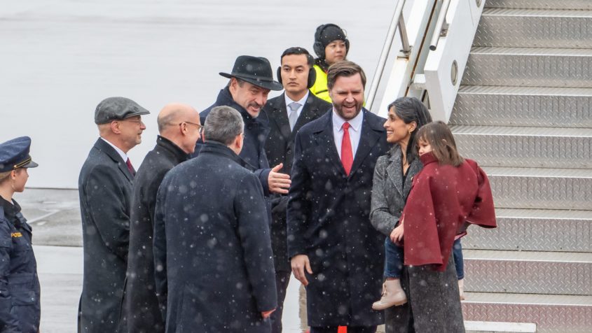 Ministerpräsident DR. Markus Söder, links im Bild, begrüßt den Vizepräsidenten der Vereinigten Staaten von Amerika, James David Vance, und dessen Frau Usha Chilukuri Vance am Flughafen München.