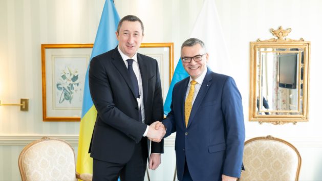 Staatsminister Dr. Florian Herrmann (rechts) begrüßt den Vizepremierminister der Ukraine - Minister der nationalen Einheit der Ukraine, Oleksiy Chernyshov (links).