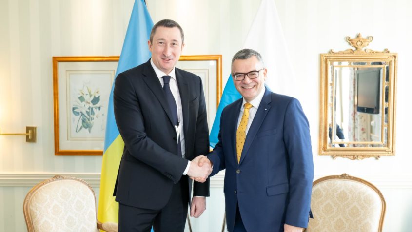 Staatsminister Dr. Florian Herrmann (rechts) begrüßt den Vizepremierminister der Ukraine - Minister der nationalen Einheit der Ukraine, Oleksiy Chernyshov (links).