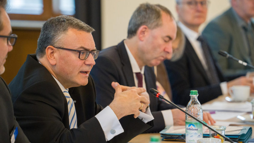 Der Leiter der Bayerischen Staatskanzlei, Staatsminister Dr. Florian Herrmann, und Wirtschaftsminister Hubert Aiwanger während des Runden Tisches zur Sicherheits- und Verteidigungspolitik in Bayern im Bayerischen Staatsministerium für Wirtschaft, Landesentwicklung und Energie.