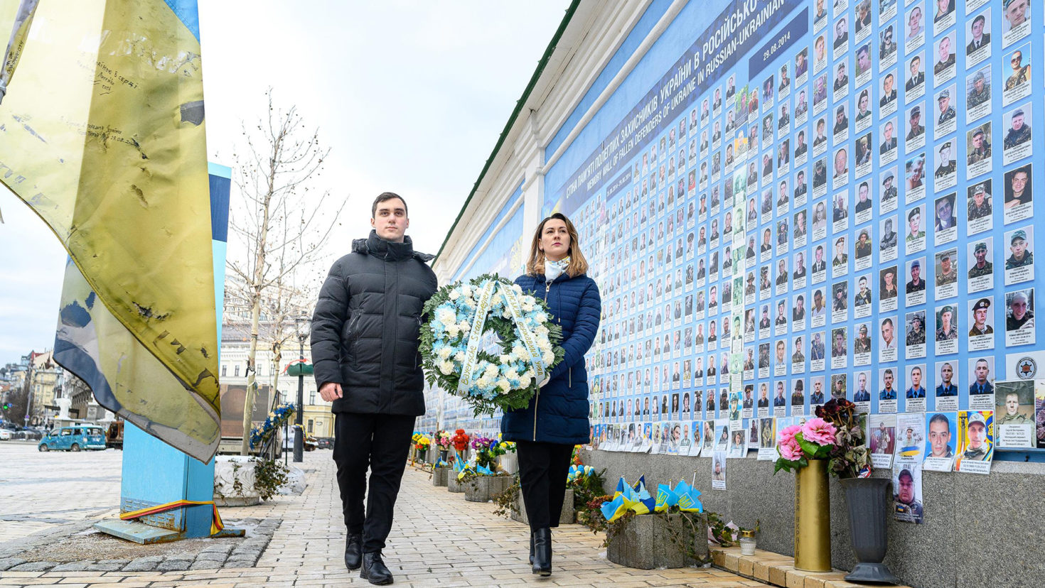 Büro des Freistaats Bayern in der Ukraine legt einen Kranz an der Gedenkmauer in Kyjiw nieder.