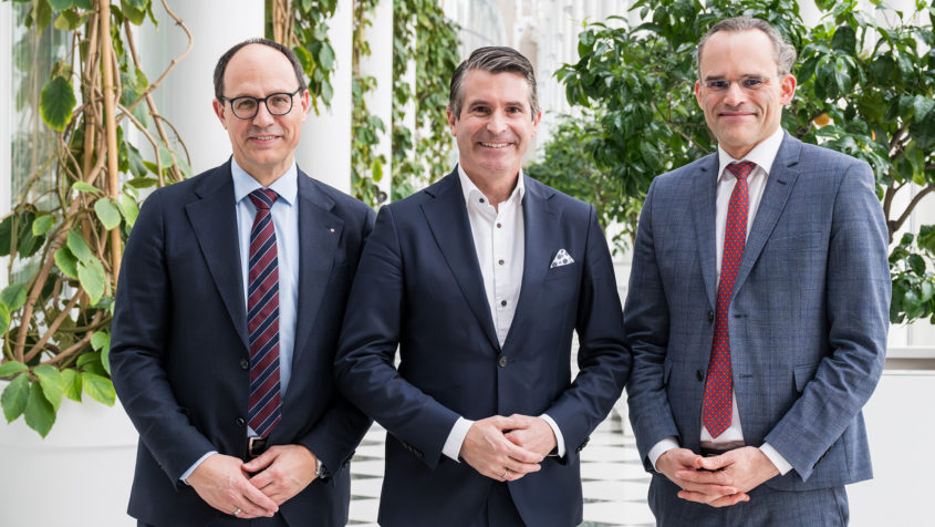 Gruppenbild in der Staatskanzlei (v.l.n.r.): Der Regierungsrat des Kantons St. Gallen, Marc Mächler, Europaminister Eric Beißwenger und der Leiter der Staatskanzlei des Kantons St. Gallen, Staatssekretär Benedikt van Spyk.