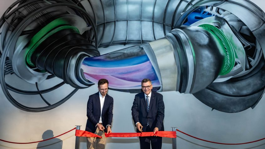 Der Mitgründer und CEO von Proxima Fusion, Dr. Francesco Sciortino (links), und Staatsminister Dr. Florian Herrmann (rechts) eröffnen das Entwicklungszentrum von Proxima Fusion.