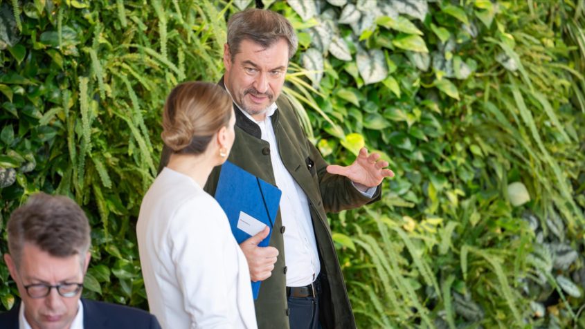 Im Gespräch: Gesundheitsministerin Judith Gerlach und Ministerpräsident Dr. Markus Söder.