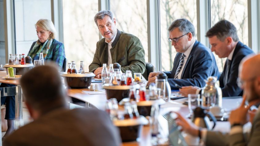 Ministerpräsident Dr. Markus Söder, Staatskanzleiminister Dr. Florian Herrmann und Europaminister Eric Beißwenger während der Kabinettssitzung.