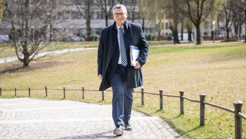 Nach der Kabinettssitzung geht Staatsminister Dr. Florian Herrmann zur Pressekonferenz ins Prinz-Carl-Palais.