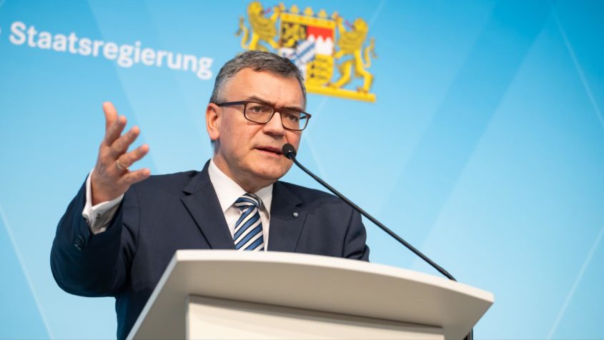 In der Pressekonferenz informiert Staatskanzleiminister Dr. Florian Herrmann über die wesentlichen Ergebnisse der Kabinettssitzung.